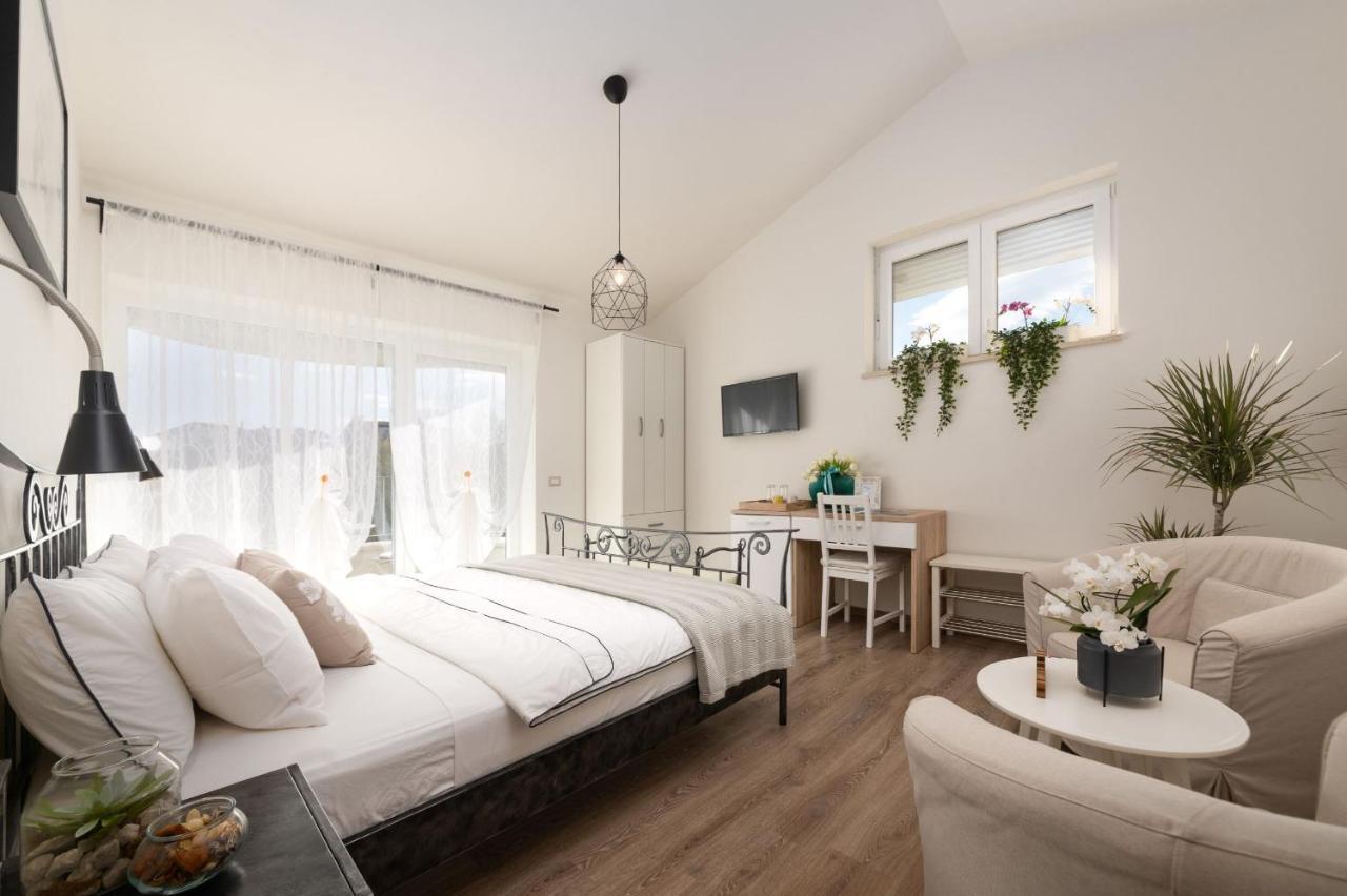 Rooms Karolina Funtana Exterior photo